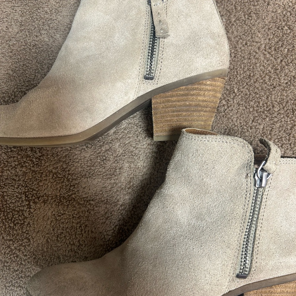 FRYE Judith Double zip beige suede ankle bootie. Like new. Size 6M - Picture 6 of 10
